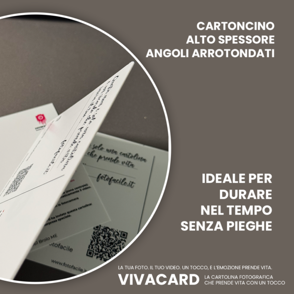 Cartolina fotografica personalizzata con chip NFC e QR code, mostra un video emozionale su smartphone
