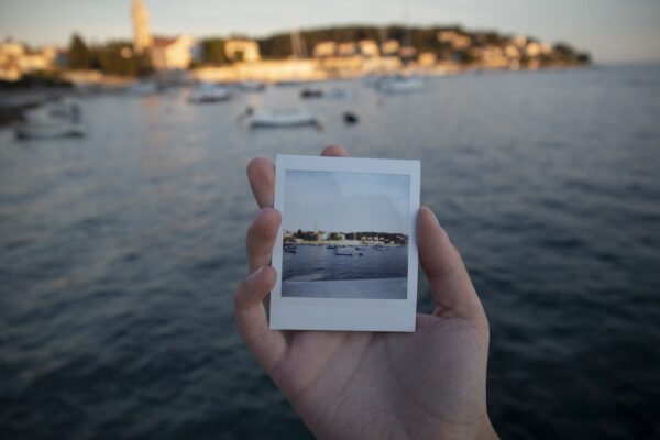 100 Foto Formato Polaroid con Bordo – Stampa Retrò per i Tuoi Ricordi